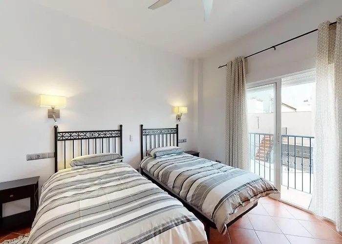 5 Bedroom-privatepool-balcony-sea View-nerja