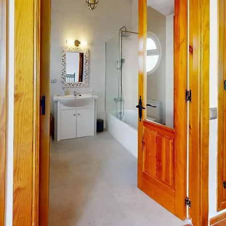 5 Bedroom-privatepool-balcony-sea View-nerja *