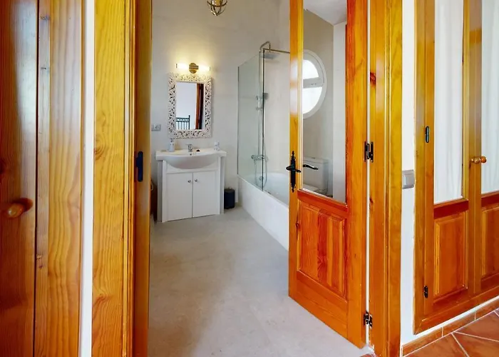 5 Bedroom-privatepool-balcony-sea View-nerja *